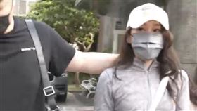 SWAG陳姓女優前往刑事局應訊，釐清有無與人性交易。（圖／翻攝畫面）