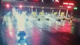 ▲玲瓏收費站發生罕見的事。（圖／翻攝自收費站監視器）