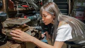 祈錦鈅被網友提醒做木工要注意安全，怎料她的回應網氣瘋。（圖／翻攝自祈錦鈅臉書）