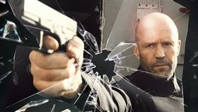 《玩命鈔劫》釋出最新海報，傑森史塔森帥暈影迷。（圖／車庫娛樂提供）