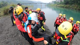 籃籃挑戰水上救援 下水秒出意外爆吐