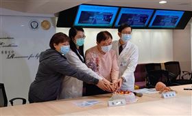 罹患帕金森氏症的張先生（右二），透過深部腦刺激術協助下，改善生活品質，並切下象徵重生的蛋糕。（圖／北醫大附醫提供）