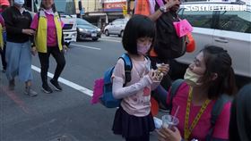 張媽媽感念媽祖讓女兒康復出院，今年帶6歲女兒一起參加白沙屯媽祖進香