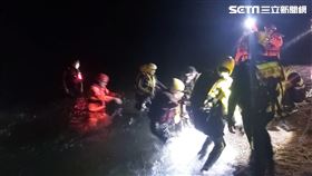 新北市2名女大生受困礁石獲救。（圖／翻攝畫面）