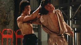 成龍與李小龍在《龍爭虎鬥》對戲時遭痛毆。（圖／翻攝自百度）