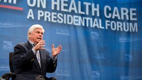 美國總統拜登摯友、前參議員陶德Chris Dodd
https://www.flickr.com/photos/americanprogressaction/452439733/in/photolist-FYSz4-NAkNL-31NdDS-2kdZXZ5-FYM1Q-8kBdKs-FYLR3-FYSpt-5jrLFf-5jnteR-3YSHk7-5jrL1u-FYLJG-kznMn-31HHVn