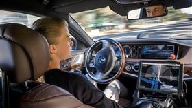 ▲Mercedes-benz自動駕駛（圖／翻攝網路）