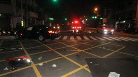 闖紅燈撞BMW　台中外送員噴飛慘死(圖/翻攝畫面)