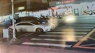 慶記當宵夜？賓士哥攔車亮槍問：怎樣