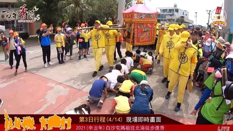 白沙屯媽衝進國小　學童蜂擁跪地鑽轎