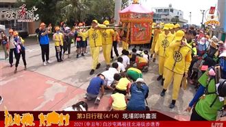 白沙屯媽衝進國小　學童蜂擁跪地鑽轎