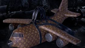 16:9
LV推「飛機包」要價百萬　比一架真正的飛機還貴
圖／翻攝自LV IG
https://www.instagram.com/p/CKTMfL8gF1-/