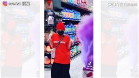 ▲模仿雞毛撢子笑翻網友。（圖／eve.tsu Instagram授權）