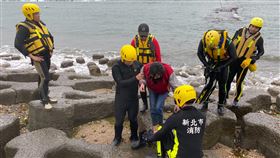 新北市,淡水,聖約翰大學,新埔海堤，女大生，受困