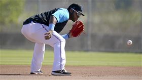 ▲馬林魚一壘手阿古拉（Jesus Aguilar）丟出手套攔滾地球。（圖／美聯社／達志影像）