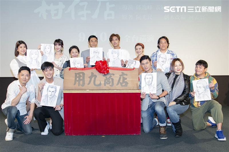 《用九柑仔店》改編為舞台劇，安俊朋、林牧昕、林木森、亮哲、吳婉君、阿龐、呂雪鳳、謝翔雅、夏靖庭、李運慶等眾多卡司出席記者會。（圖／記者楊澍攝影）
