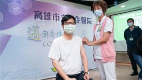 陳其邁帶領高雄市府官員挽袖接種新冠疫苗（圖／高雄市政府提供）