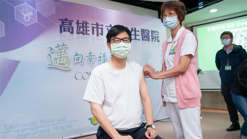 接種疫苗　陳其邁：針刺疼痛換保護力