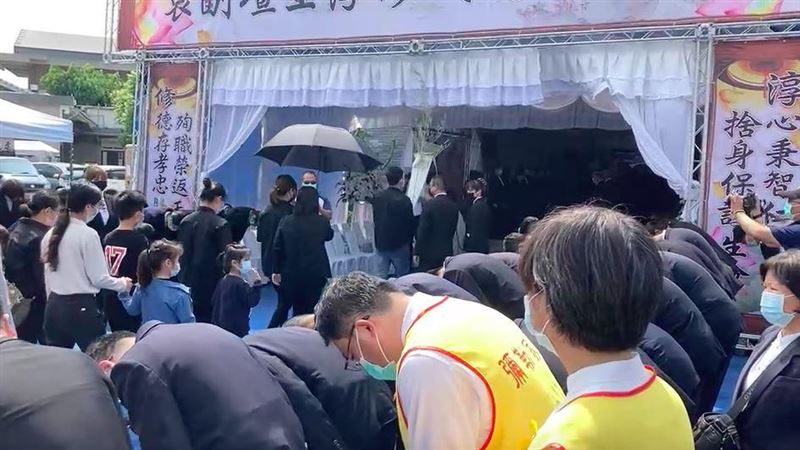 袁淳修告別式　她淚：想撥電話到天國
