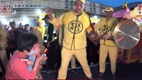 破例！婦抱孩童跪拜嚎啕大哭　白沙屯媽抬高讓鑽轎底
圖翻攝自白沙屯拱天宮youtube