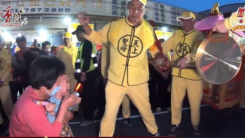 白沙屯媽慈悲破例　婦抱哭泣童鑽轎底