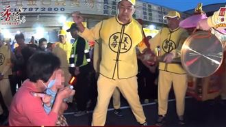 白沙屯媽慈悲破例　婦抱哭泣童鑽轎底