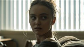 《藥命交錯》不僅找上強尼戴普的女兒莉莉蘿絲戴普參演，過去曾以《玩命關頭》系列中「唐老大的女人」紅遍全球的蜜雪兒羅德里奎茲，以及曾演出《美女與野獸》、《哈比人》系列與《德古拉：永咒傳奇》等膾炙人口電影的路克伊凡斯也在《藥命交錯》中同台飆戲。（圖／甲上娛樂提供）