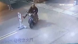 疑心情鬱卒　男子持安全帽砸破落地窗