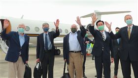 陶德前參議員（左一）、阿米塔吉前副國務卿（左三）及史坦柏格前副國務卿（左二）搭乘美國專機訪問台灣，外交部部長吳釗燮（右二）及美國在台協會台北辦事處處長酈英傑（右一）前往機場歡迎。