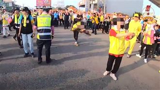 2女「持法器」攔轎！白沙媽下秒帥爆