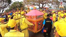 白沙屯媽又想撩溪？西螺大橋前狂搖動　轎班喊：別再過來了
圖翻攝自白沙屯拱天宮YouTube