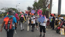 陌生人發結緣品圖記者游舒婷攝影