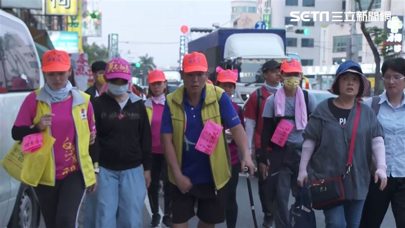 獨／苗栗警護媽祖　中風拄拐杖走全程