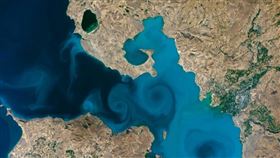 NASA年度最佳地球照片：土耳其萬恩湖藍漩渦
（圖／翻攝自NASA Earth）