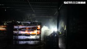 桃園大溪區介壽路巷內空地發生火警。（圖／翻攝畫面）