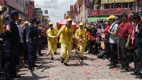 白沙屯媽祖遶境　鑾轎循古禮入廟苗栗縣通霄鎮白沙屯拱天宮媽祖徒步進香，鑾轎8日上午依循古禮「三進三出」衝刺進廟，晚間駐駕北港朝天宮。中央社記者姜宜菁攝　109年7月8日