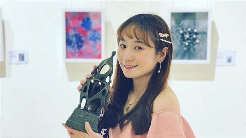 她被霸凌哭壞眼　姊1句話激勵成畫家