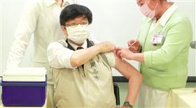 周志浩接種完後笑稱，心裡還沒準備好就已經打完，「真的沒什麼感覺」。（圖／翻攝自疾管署直播）