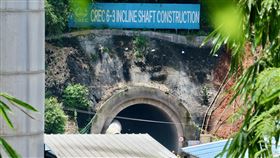 雅萬高鐵隧道位於山泉正下方雅萬高鐵正在開挖的6-3號隧道位在西爪哇西萬隆縣奇庫帕山泉的正下方，工程切斷泉水，引發民眾抱怨，工地不准外人進入。圖攝於3月23日。中央社記者石秀娟西爪哇攝  110年4月15日