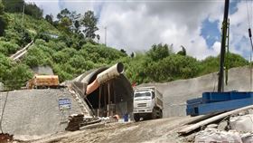 雅萬高鐵第11號隧道施工雅萬高鐵第11號隧道自2019年9月施工，因造成附近社區房屋龜裂，被印尼當局停工一年多，2月再度恢復爆破，居民再度向當局抗議。圖攝於3月25日。中央社記者石秀娟萬隆攝  110年4月15日