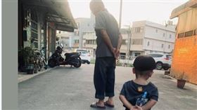 童1姿勢洩是阿公帶大的！網驚：真的（圖／翻攝自爆廢1公社臉書）