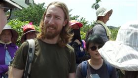 獨／信眾互助超熱情！外師朝聖「瘋媽祖」震撼：美國看不到 （圖／記者柯智翔攝影）