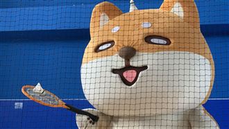 超萌角色廢柴挑戰電蚊拍打羽球!