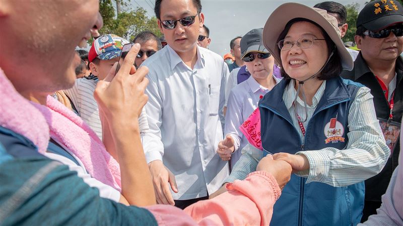 小英明做媽祖香燈腳　綠推精油貼助陣