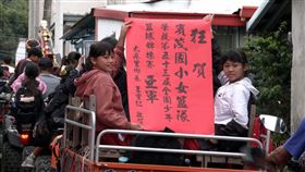 賓茂國小女籃奪全國MINI組亞軍（1）台東縣南迴公路附近的賓茂國小女籃，摘下今年全國少年籃球錦標賽女子MINI組亞軍，為台東拿下全國賽最佳成績，小將們14日乘坐沙灘車遊街，接受大家歡呼。中央社記者盧太城台東攝  110年4月15日