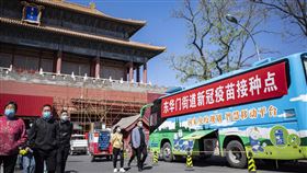 中國多地仍缺疫苗　北京接種突破2000萬劑中國全面加快接種COVID-19疫苗之際，近期卻傳出疫苗供應吃緊，但截至15日，首都北京市已接種突破2000萬劑。圖為13日，停靠在北京故宮東華門外的的疫苗行動接種車。（中新社提供）中央社　110年4月15日