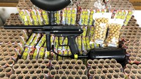 山區民宅學校獼猴作亂  新北動保處添購驅猴利器新北市政府動物保護防疫處15日表示，近來頻繁接獲山區民宅、學校有獼猴成群侵入通報，因此特別添購炮竹及漆彈槍等驅猴利器，可協助社區進行驅離。（新北市動保處提供）中央社記者王鴻國傳真  110年4月15日