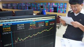 台股站上萬七  收盤創新高（1）台北股市15日成功站上17000點，並突破前波高點17041 點，尾盤收在最高17076.73點，創歷史新高，大漲210.76點，成交值新台幣3609.6億元。中央社記者王騰毅攝  110年4月15日