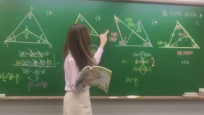 數學老師授課飄仙氣　抬頭見逆天顏值