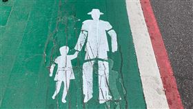 綠色人行道一個換位！感動萬人（圖／翻攝自路上觀察學院臉書）